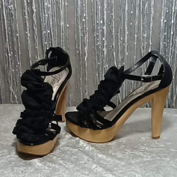 FERGIE HENNY BLACK RUFFLED T STRAP WOOD PLATFORM HEELS - Picture 1 of 6